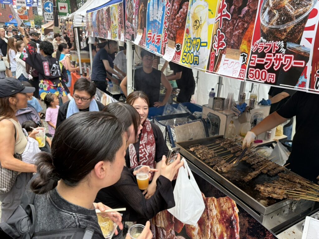 牛串を焼くスタッフと屋台を訪れたお客様