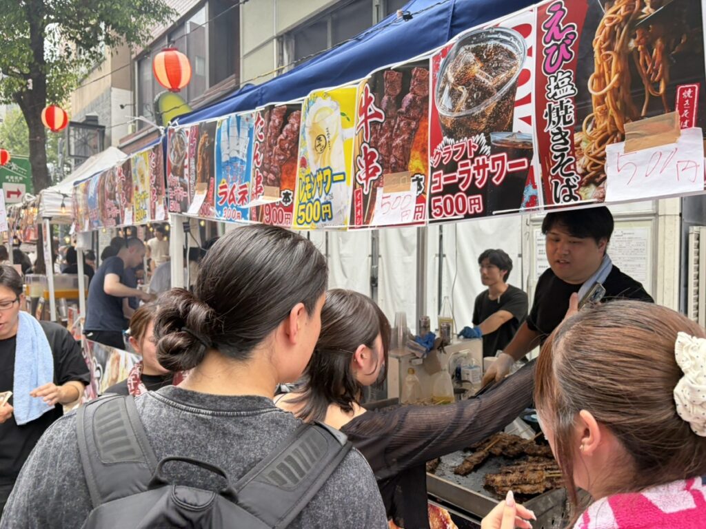 牛串を販売するスタッフとお客様でにぎわう屋台