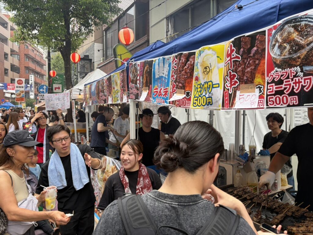 お客様と会話しながら接客するスタッフ