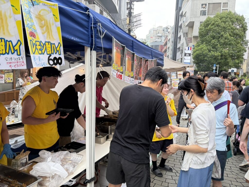 屋台で商品を手渡すスタッフとお客様
