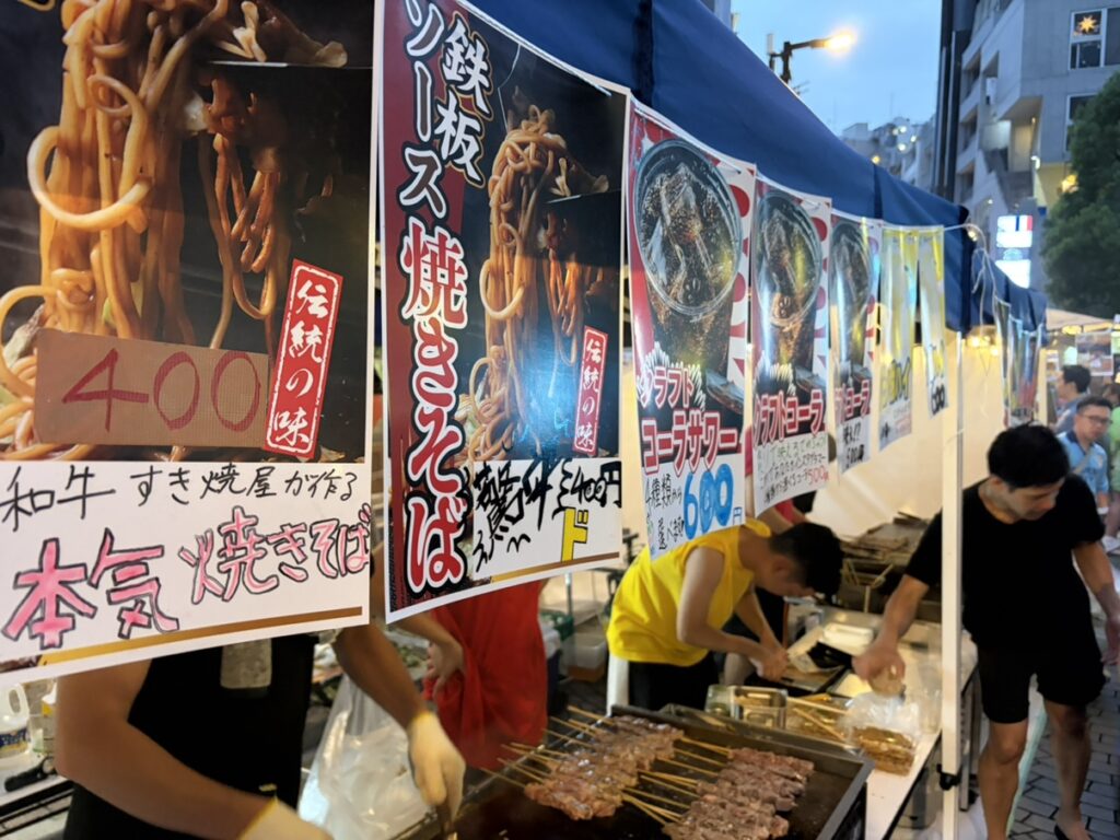 夕暮れ時も調理が続く麻布十番祭りの屋台